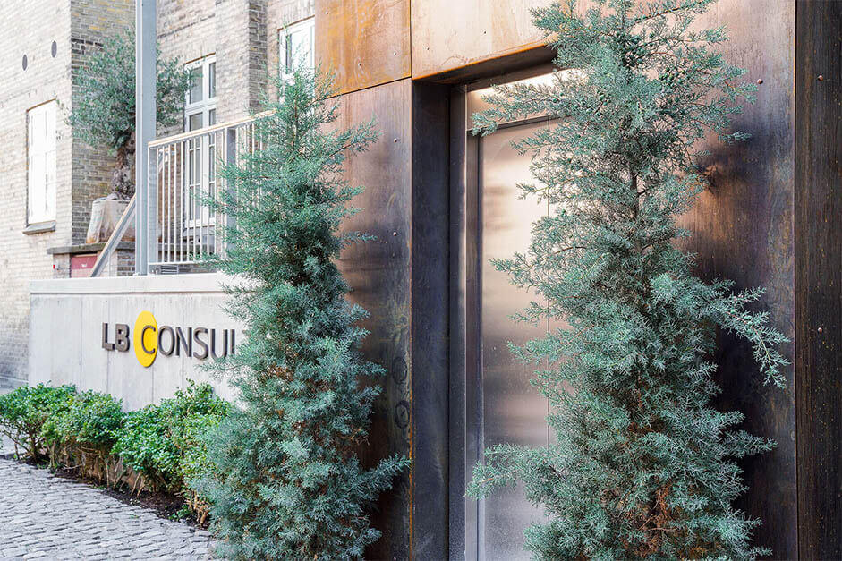 Detaljer i jern og genbrugte chaussesten