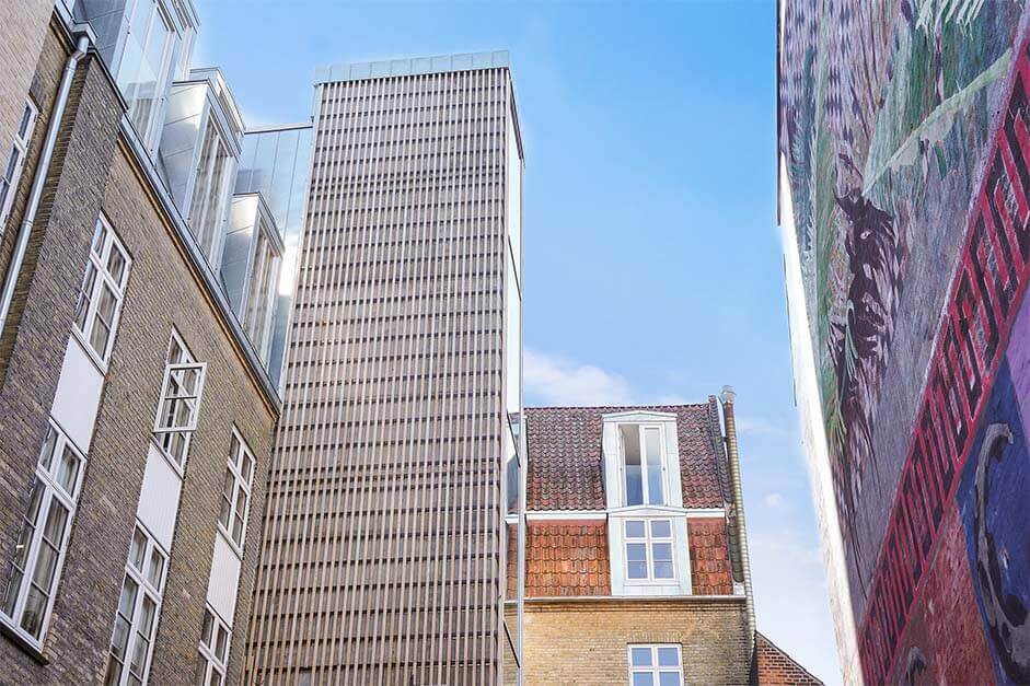 Sammenbygningen udvendig