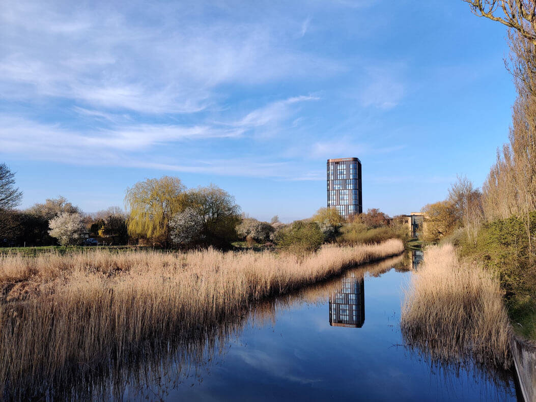 Unikt kontorhøjhus i Aarhus med smuk silhuet.